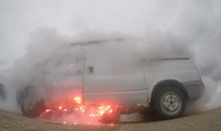 小孩放炮被井盖炸飞 小孩放炮被井盖炸飞